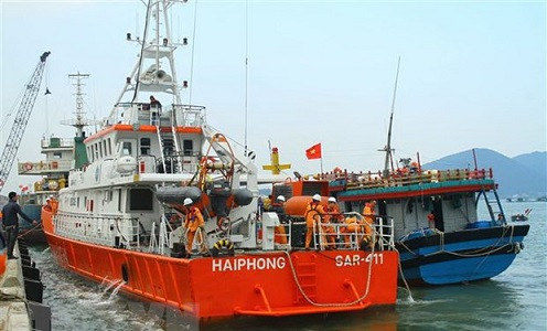 Vượt sóng to, gió lớn cứu 6 thuyền viên lênh đênh trên biển Nghệ An