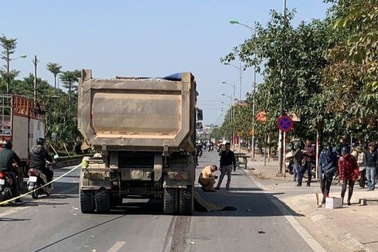 Người phụ nữ bị xe tải tông tử vong tại chỗ