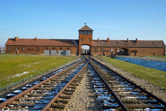 Thủ tướng Đức Angela Merkel lần đầu thăm trại tập trung Auschwitz