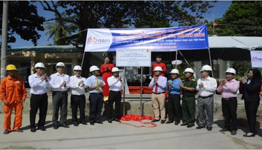 Gắn biển hoàn thành Công trình cấp điện lưới Quốc gia ra xã đảo Tiên Hải, Kiên Giang