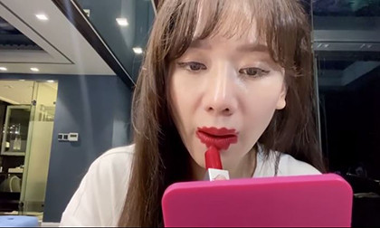 'Thánh bắt trend' Hari Won: Hết tóc rong biển giờ đến môi mào gà, môi sò đón Tết