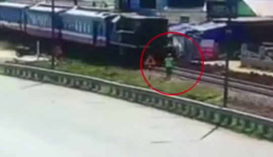 Clip: Băng qua đường sắt, người đàn ông bị tàu hoả tông nguy kịch