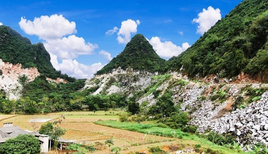 Yên Bái: Nữ phiên dịch viên bị đá rơi trúng người tử vong