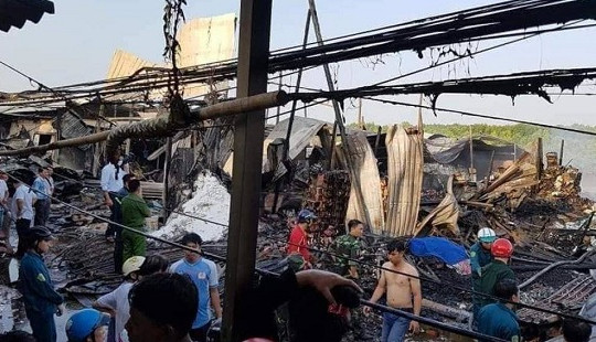 Cà Mau: Cháy lớn thiêu rụi 12 nhà dân, 1 bé gái tử vong