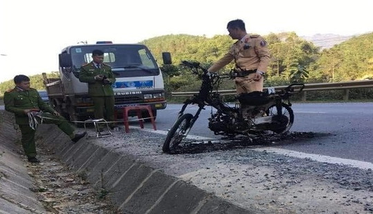 Bị yêu cầu dừng xe kiểm tra, nam thanh niên châm lửa đốt xe máy