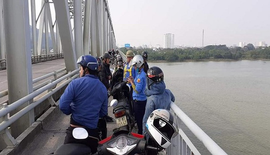 Nam thanh niên nhảy cầu Bến Thủy tự tử