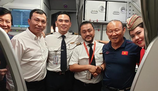 Vietjet tặng 1 năm bay miễn phí khắp châu Á cho đội bóng đá nam cùng gia đình ngay sau phần thưởng cho đội nữ vô địch SEA Games