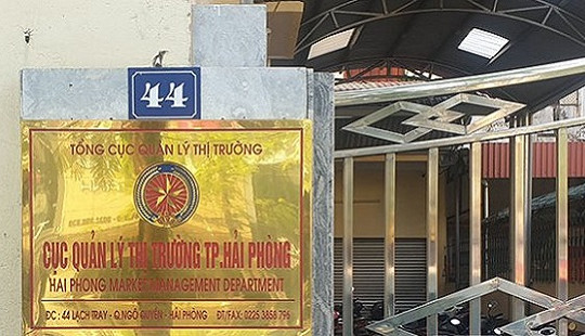 Khởi tố, bắt tạm giam nữ cán bộ Cục Quản lý thị trường