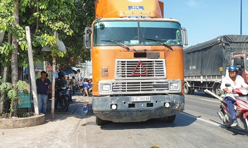 Bình Dương: Một người tử vong sau va chạm với xe đầu kéo