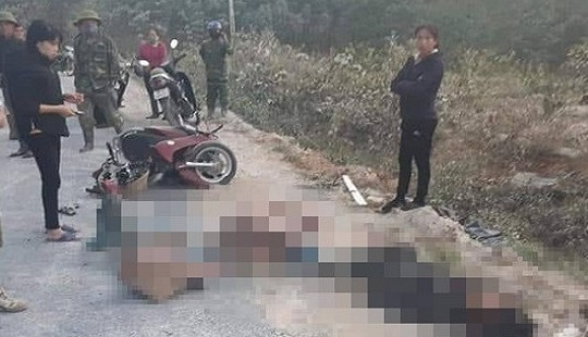 Xe máy va chạm với ô tô, 3 công nhân thương vong