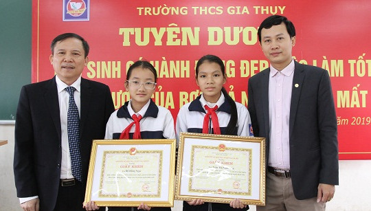 Hà Nội biểu dương hai nữ sinh nhặt được của rơi trả người đánh mất
