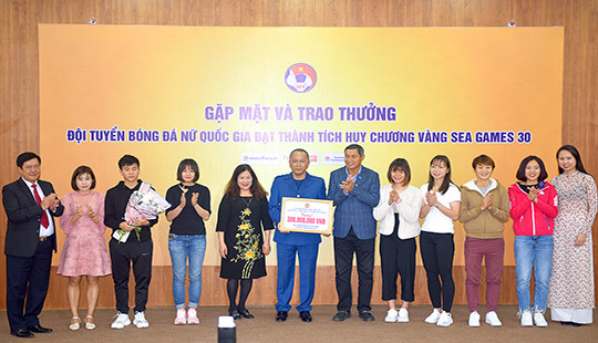Ban Vì sự tiến bộ của phụ nữ TANDTC trao thưởng đội tuyển bóng đá nữ Quốc gia