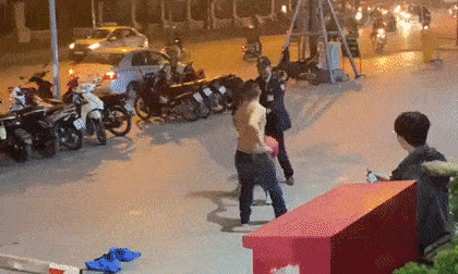 Gã bảo vệ côn đồ đánh phụ nữ như đấm boxing ngay tại trung tâm thương mại Hà Nội