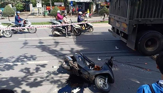 Người mẹ tử vong dưới bánh xe tải khi đến trường đón con
