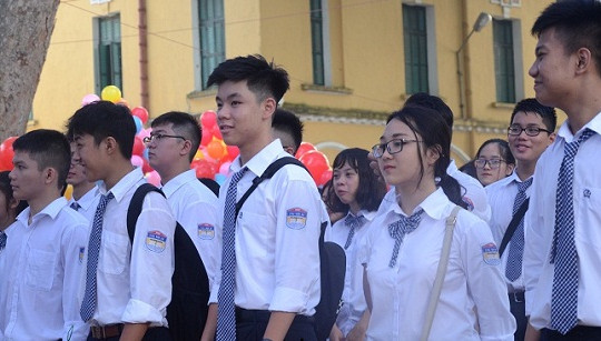 Nhiều gia đình còn phó mặc, khoán trắng việc quản lý, giáo dục con em cho nhà trường