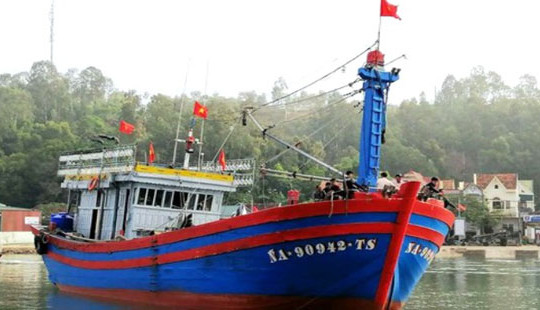 Cứu nạn tàu cá bị hỏng cùng 14 ngư dân vào bờ an toàn