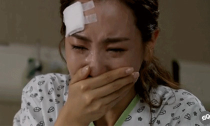Hiếm muộn mãi mới có một đứa con, nào ngờ bế chưa ấm tay thì một đoàn người đã tới ẵm đi mất khiến tôi sốc ngã xuống nền nhà
