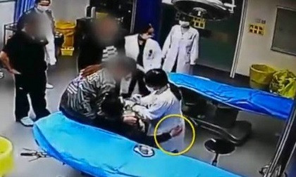 Sàm sỡ bác sĩ đang sơ cứu cho mình, nam bệnh nhân say rượu nhận bài học nhớ đời
