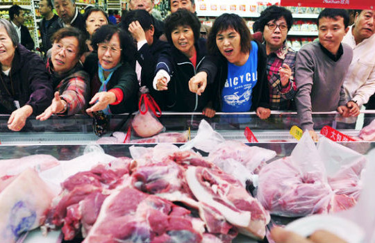 Ngân hàng dùng thịt lợn câu khách
