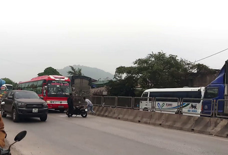 Chặn đầu, đập vỡ kính xe khách giữa đường