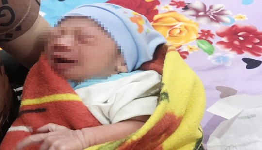 Bé trai sơ sinh bị bỏ rơi ở nhà nghỉ kèm lá thư “mẹ ngàn lần xin lỗi”