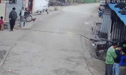 Phẫn nộ người mẹ độc ác nhẫn tâm ném con nhỏ ra giữa đường