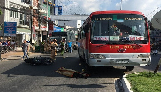 Đi bộ qua đường, học sinh lớp 8 bị xe khách cán tử vong