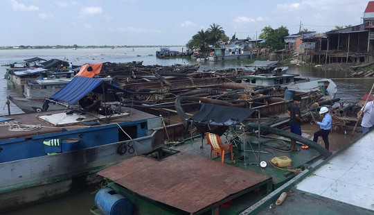 Cục CSGT bắt 20 sà lan “khủng” hút cát trái phép