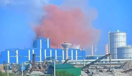 Khói bụi màu nâu đỏ bất thường tại Nhà máy thép Hòa Phát Dung Quất