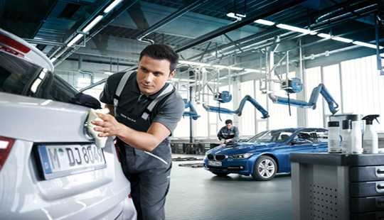 Chương trình tri ân khách hàng cuối năm của BMW và MINI