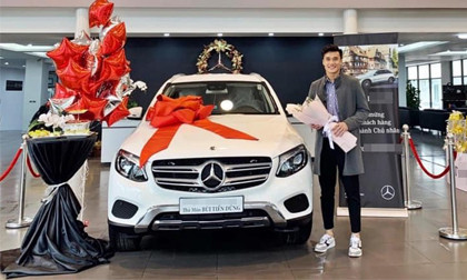 Rời Hà Nội FC, thủ môn Bùi Tiến Dũng khoe nhận xế hộp mới Mercedes-Benz gần 2 tỷ