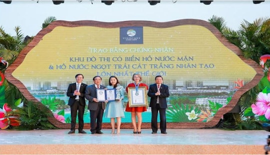 Vinhomes Ocean Park đạt kỷ lục “Khu đô thị có biển hồ nước mặn và hồ nước ngọt nhân tạo trải cát trắng lớn nhất thế giới”