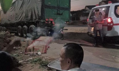 Lao vào container, đôi nam nữ tử vong tại chỗ