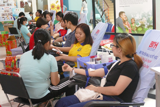 Bạn trẻ rủ nhau đi hiến máu tình nguyện