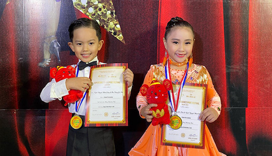 Con trai 4 tuổi của Khánh Thi đoạt giải dance sport