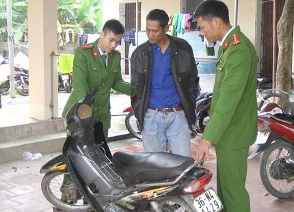 Dùng dao kề cổ khống chế tài xế xe ôm để cướp tài sản