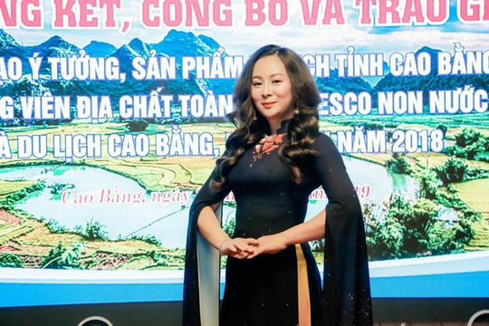 NTK Vũ Thảo Giang “thắng lớn” với khăn choàng, áo dài thổ cẩm