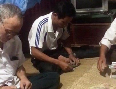 Bí thư xã bị kỷ luật vì đánh bài ăn tiền tại trụ sở