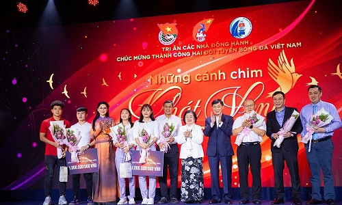 IPPG tặng 2 tỉ đồng cho 2 đội tuyển bóng đá Việt Nam
