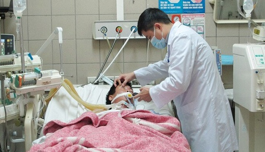 Uống rượu chào năm mới, 2 nam thanh niên hôn mê, bất tỉnh