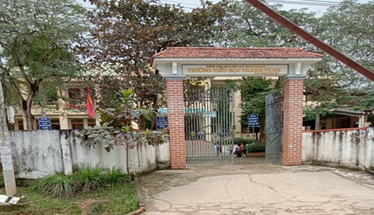 Nghệ An: Cô giáo “quên” học sinh trong nhà vệ sinh?