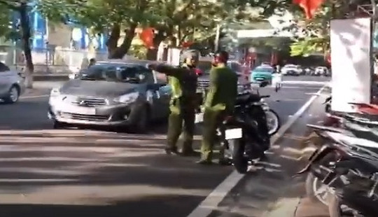 Chiến sỹ công an bị "tuýt còi" vì đi vào đường ngược chiều