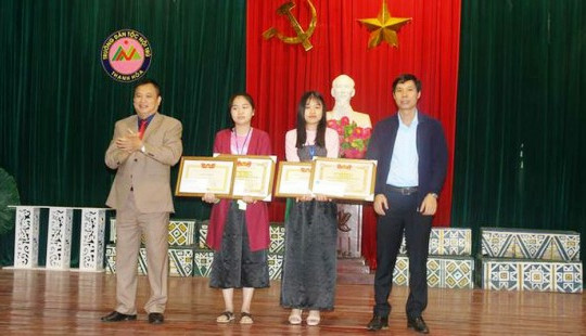Tặng giấy khen cho hai nữ sinh nhặt được của rơi trả người đánh mất