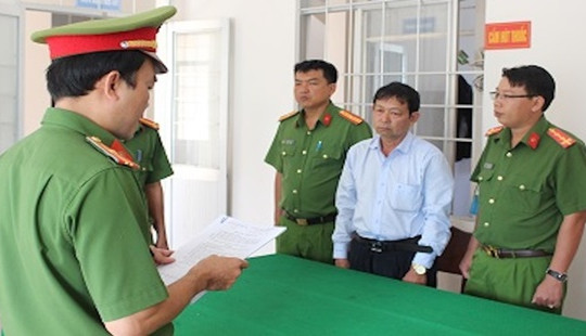 Nguyên Giám đốc chi nhánh ngân hàng lấy tiền của khách để trả nợ