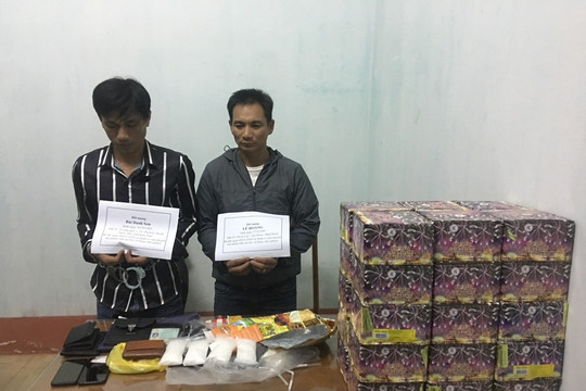 Bắt 2 đối tượng vận chuyển 30 hộp pháo và 400 gram ma túy