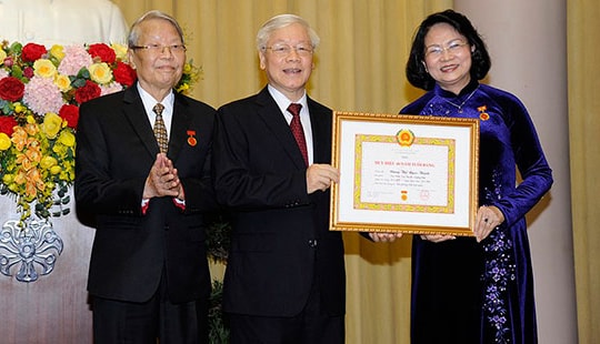 Tổng Bí thư, Chủ tịch nước trao Huy hiệu Đảng cho đồng chí Trần Đức Lương và Đặng Thị Ngọc Thịnh