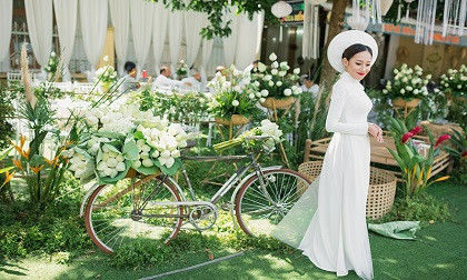 Lễ đính hôn được trang trí 'sương sương' bằng 3.500 hoa sen trắng khiến ai cũng xuýt xoa