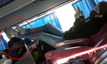 Gái xinh có đôi chân hư trên chiếc xe giường nằm khiến dân tình ngán ngẩm