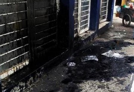 Ném chất bẩn vào nhà con nợ đòi tiền