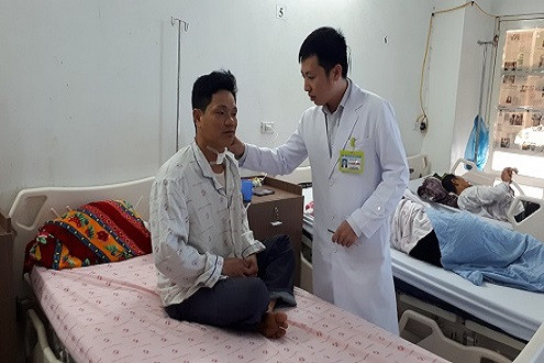 Cứu sống một công nhân xẻ đá bị mảnh búa đâm vào cổ